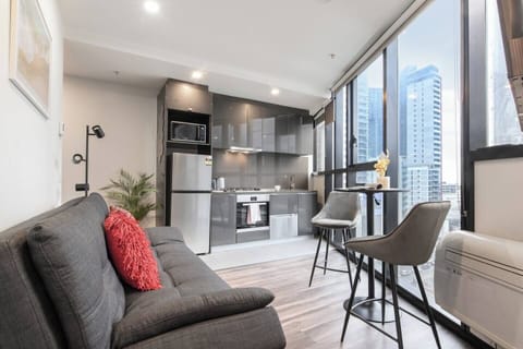 The soft sofa invites slow mornings with a book or a film on the TV, while the sunlit dining nook is perfectly positioned for coffee with sweeping views of Southbank’s skyline and the surrounding cityscape.