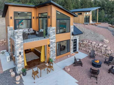Modern mountain retreat with main home, cozy cabin & stargazing dome with climbing wall, firepits, BBQs and hammocks - great for family and friends!