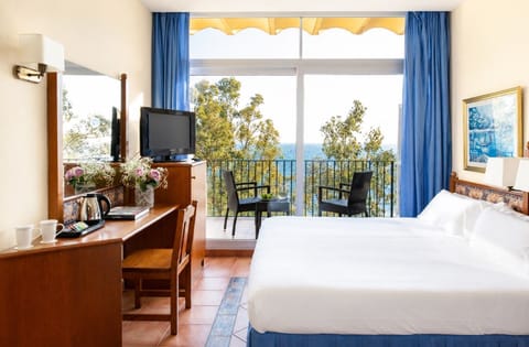 Bright triple room with sea-view balcony
