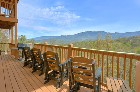 Luxurious Gatlinburg Cabin with Mountain Views