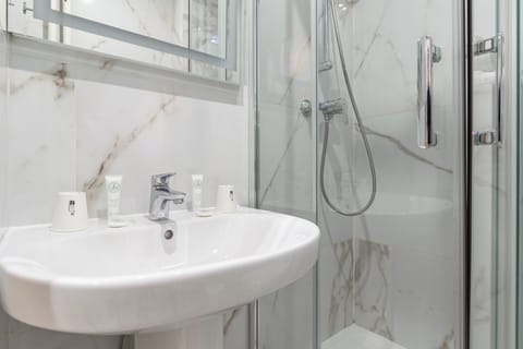 Single Room | Bathroom | Free toiletries, hair dryer, towels