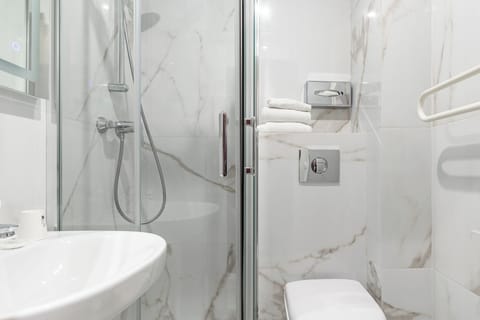 Single Room | Bathroom | Free toiletries, hair dryer, towels