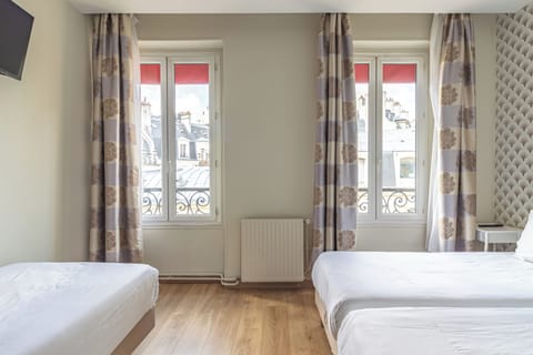 Triple Room | In-room safe, desk, iron/ironing board, free WiFi