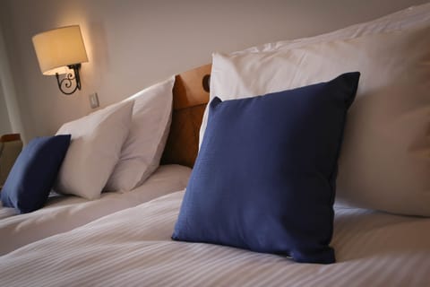 Deep soaking tub, hair dryer, towels