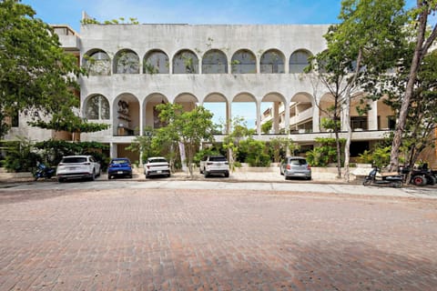 Deja vú complex front view