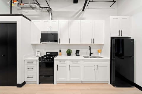 🍳 Crisp cabinetry and quality appliances make cooking here feel effortless from the very first morning.