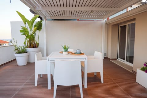 Luxury Studio, Partial Sea View | Outdoor dining