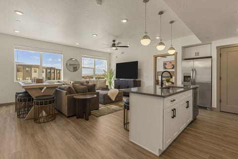 Condo, 3 Bedrooms | Interior