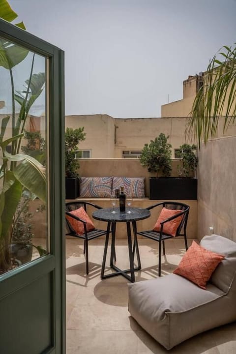 Deluxe Studio, Patio | Outdoor dining