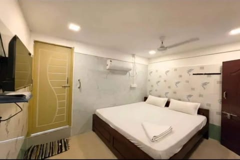 Egyptian cotton sheets, premium bedding, in-room safe, desk