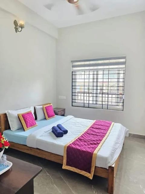 Deluxe Room | Premium bedding, in-room safe, WiFi (free), bed sheets