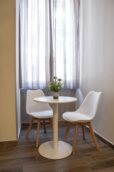 Triple Room, Multiple Beds, Non Smoking, Private Bathroom | Dining