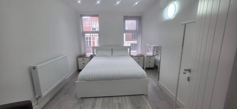 5 bedrooms, iron/ironing board, bed sheets