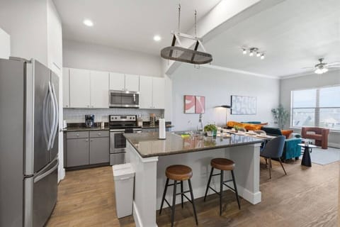 Kitchen w/ Island