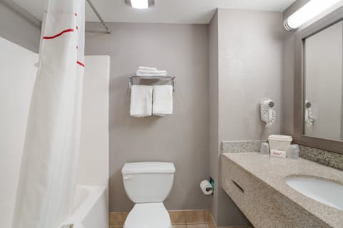 Combined shower/tub, free toiletries, hair dryer, towels