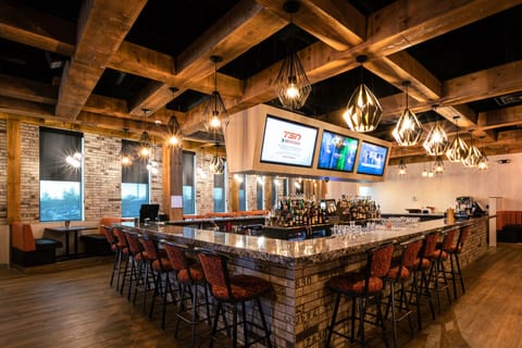 2 restaurants; breakfast, lunch, dinner, and brunch served