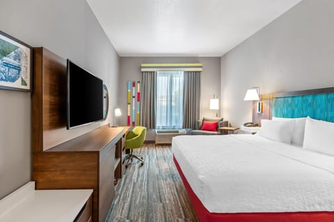 1 king deluxe room non smoking | Desk, blackout drapes, iron/ironing board, rollaway beds