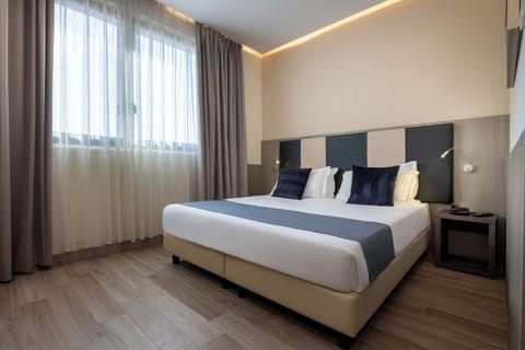 Deluxe Double Room | Hypo-allergenic bedding, minibar, in-room safe, individually furnished