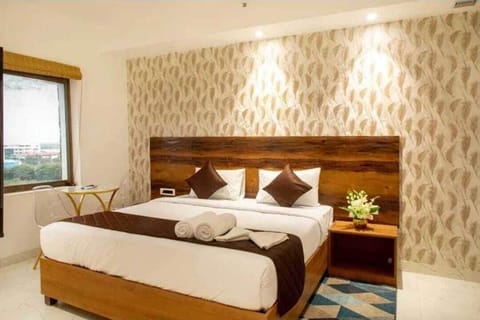 Standard Room | Desk