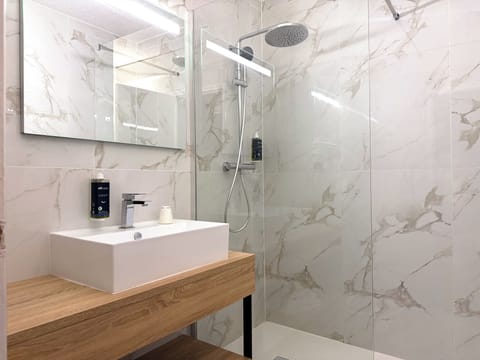 Comfort Double or Twin Room | Bathroom | Bathtub, free toiletries, hair dryer, towels