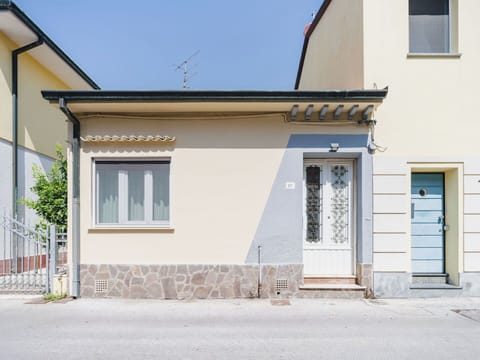 Wall, Building, Window, Door, Road Surface, Facade, Residential Area, House, Architecture, Home