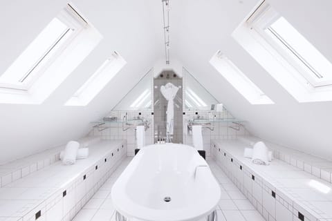 Family Suite with Spa Access and sea view | Bathroom | Designer toiletries, hair dryer, bathrobes, slippers