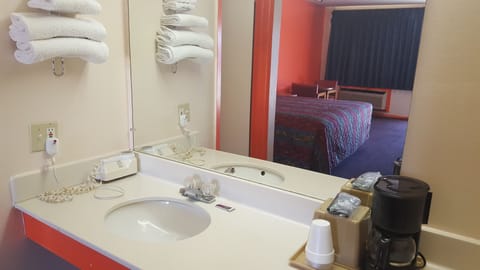 Standard Room, 1 King Bed, Smoking | Bathroom sink