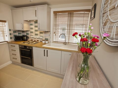 Shaker style kitchen to rustle up a nice home cooked meal