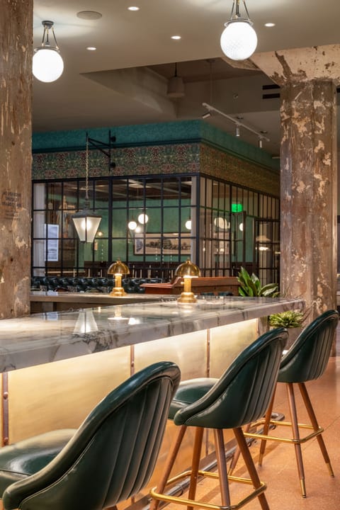 2 bars/lounges, poolside bar