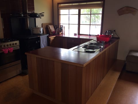 Whole House, 6 bedrooms, 4 Double, 1 Single, 3 Queen, | Private kitchen | Electric kettle, toaster, cookware/dishes/utensils, dining tables