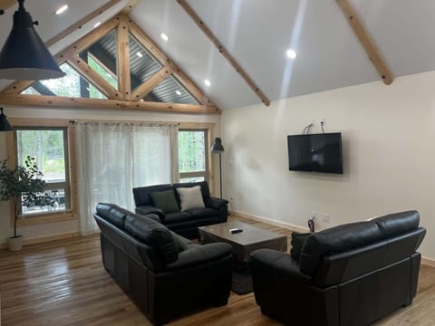Wandering Bear Cabin (2510)