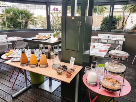Daily buffet breakfast for a fee