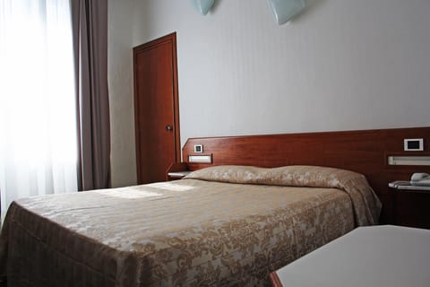 Standard Double or Twin Room | Minibar, in-room safe, individually decorated, individually furnished