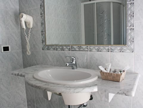 Triple Room | Bathroom | Shower, free toiletries, hair dryer, bathrobes