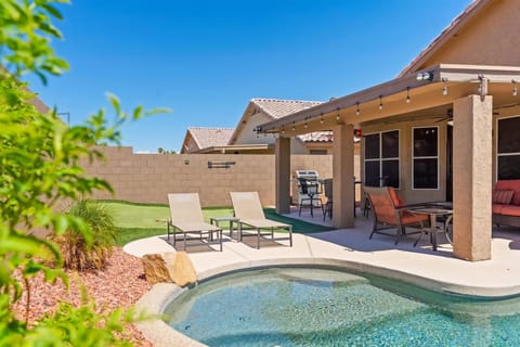 Your Peoria getaway starts here — private pool, loungers, covered patio, BBQ, and putting green all in one backyard.