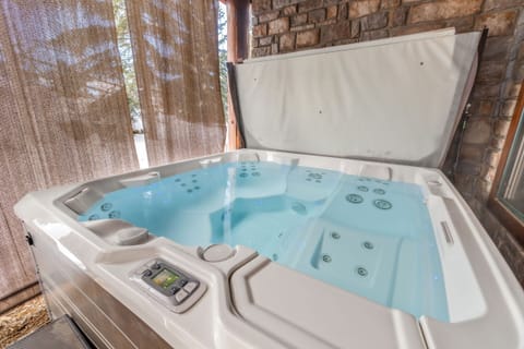 Indoor spa tub