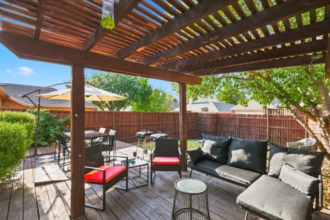 House, Patio | Outdoor dining