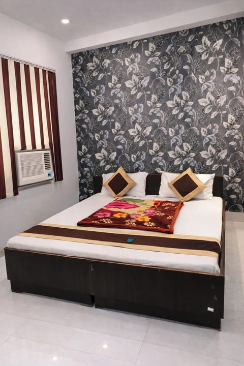Deluxe Double Room, City View | Laptop workspace, WiFi (free), bed sheets