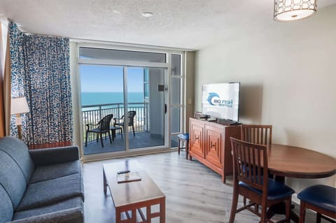  Living Space with Relaxing Views 🌊
