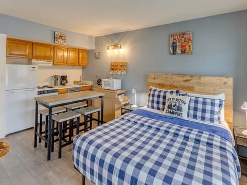 Studio with queen bed, full kitchen and dining for four