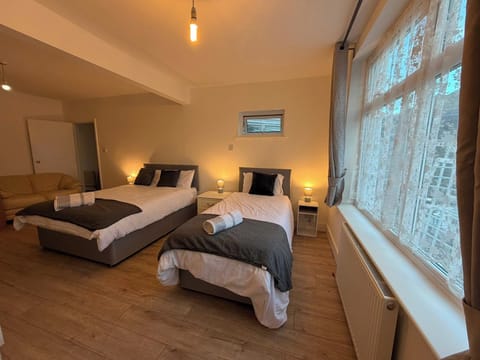 4 bedrooms, iron/ironing board, bed sheets