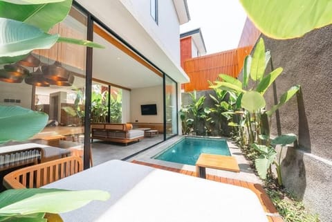 Villa, 3 Bedrooms, Balcony, Garden View | Outdoor dining