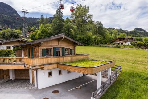 Book a premium studio apartment in Kitzbühel for couples, right by the slopes, near Hahnenkammbahn, Streif and town center.