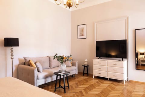 Elegancka i przytulna część mieszkalna łącząca komfortową strefę wypoczynku z wygodnym miejscem do spania. Klasyczna jodełka na podłodze, stylowy żyrandol, duże okna i ciepłe oświetlenie tworzą wyjątkową atmosferę, a subtelne dekoracje i naturalne ak
