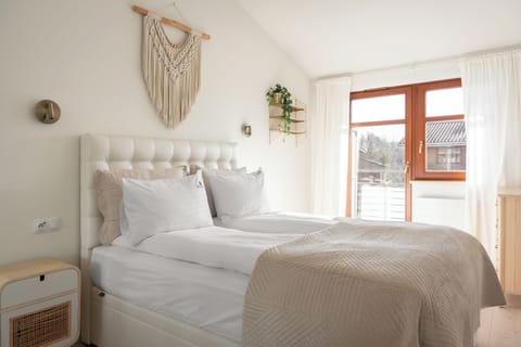 Deluxe Apartment, Balcony, Park View | Premium bedding, iron/ironing board, WiFi (free), bed sheets