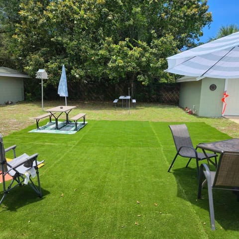 2 picnic tables.
Spacious yard