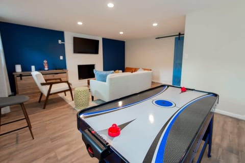 House | 5 bedrooms, high-speed internet