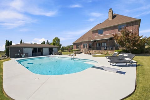 Welcome to Hebron Estate! The perfect spot to enjoy all Northwest Arkansas has to offer AND have fun at home.