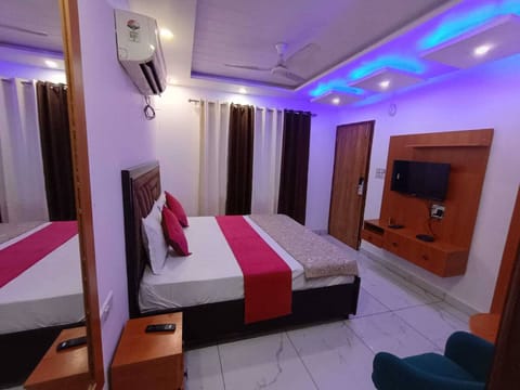 Deluxe Room, City View | Desk, blackout drapes, WiFi (free)