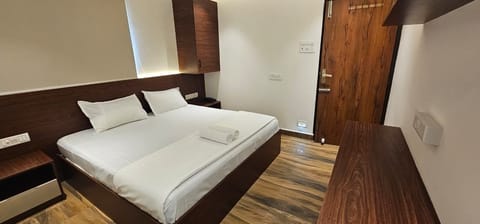 Executive Studio Suite, Kitchen, City View | Bathroom | Shower, towels, soap, shampoo